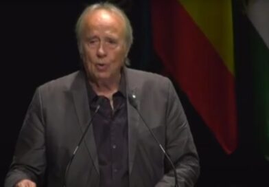 Serrat recibe el ‘Premio Cortes de la Real Isla de León’ por sus valores democráticos: «La libertad para todos, no solo para mí»
